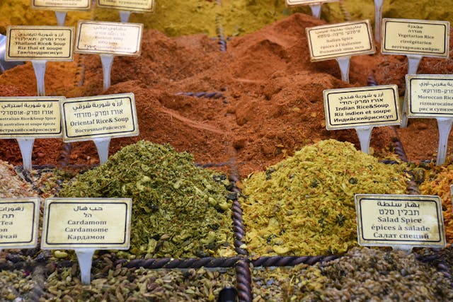 different spices in a market with writing in 4 languages, incluidng Hebrew